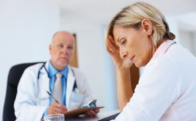 Une femme présentant des signes de verrues anogénitales lors d'un rendez-vous chez le médecin